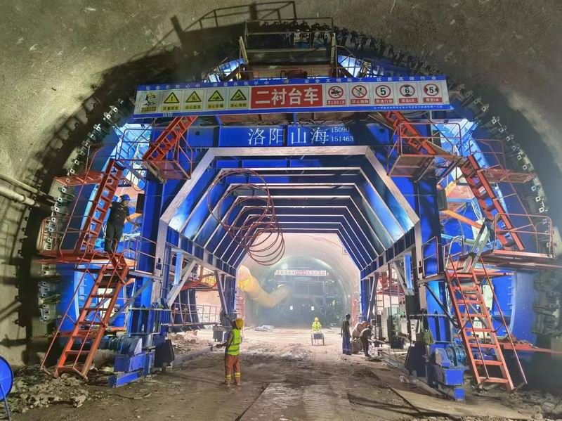 雙線(xiàn)鐵路自動(dòng)澆筑襯砌臺(tái)車(chē)